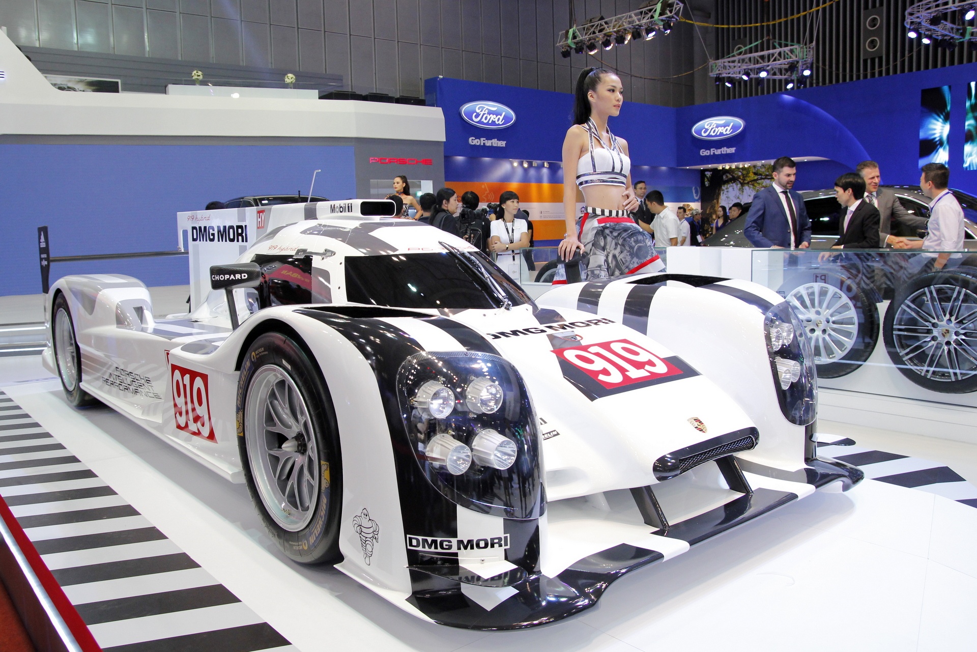 Mo hinh Porsche 919 Hybrid gia hon 100.000 USD hinh anh