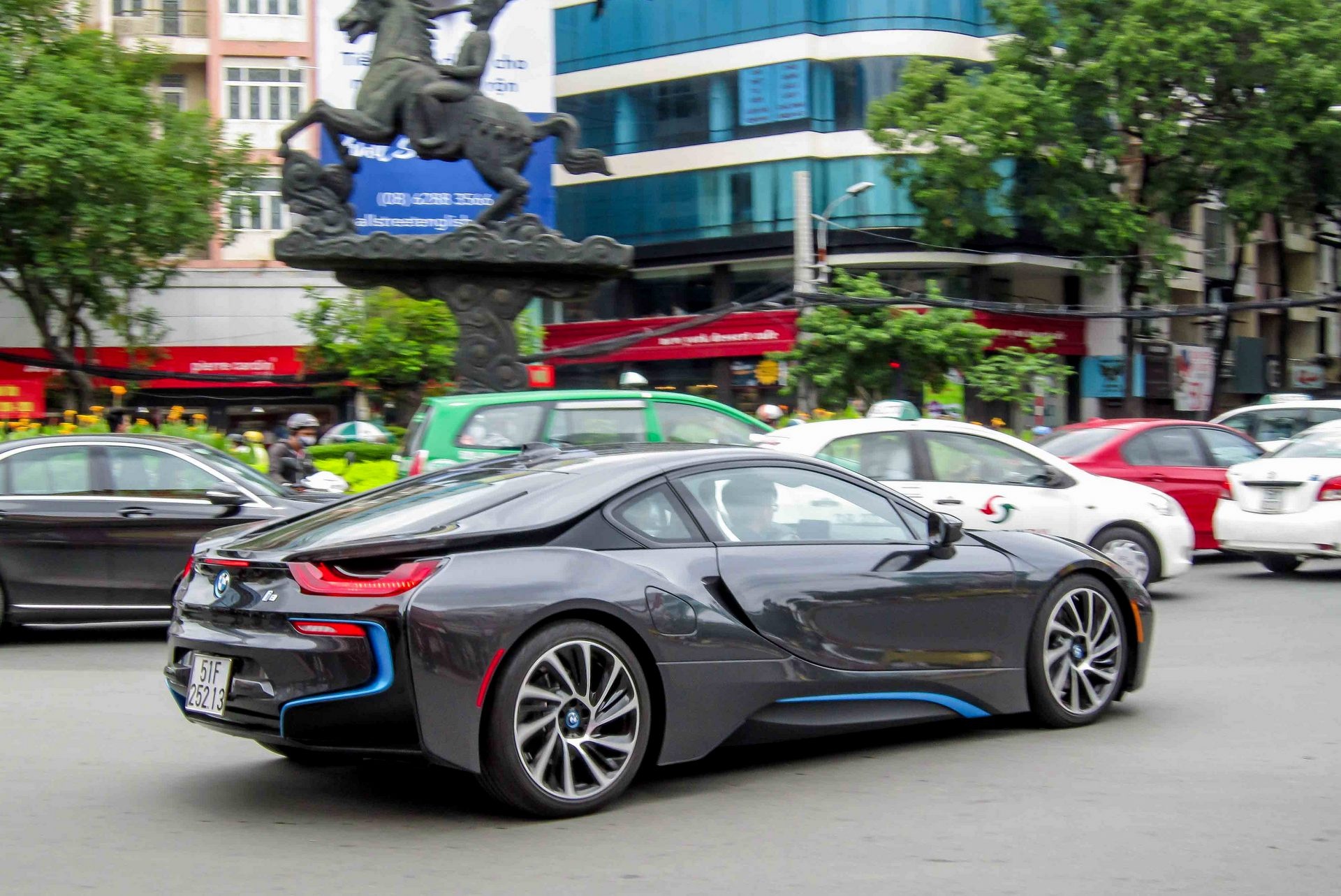 BMW i8 cua thieu gia Sai thanh lan dau xuong pho hinh anh