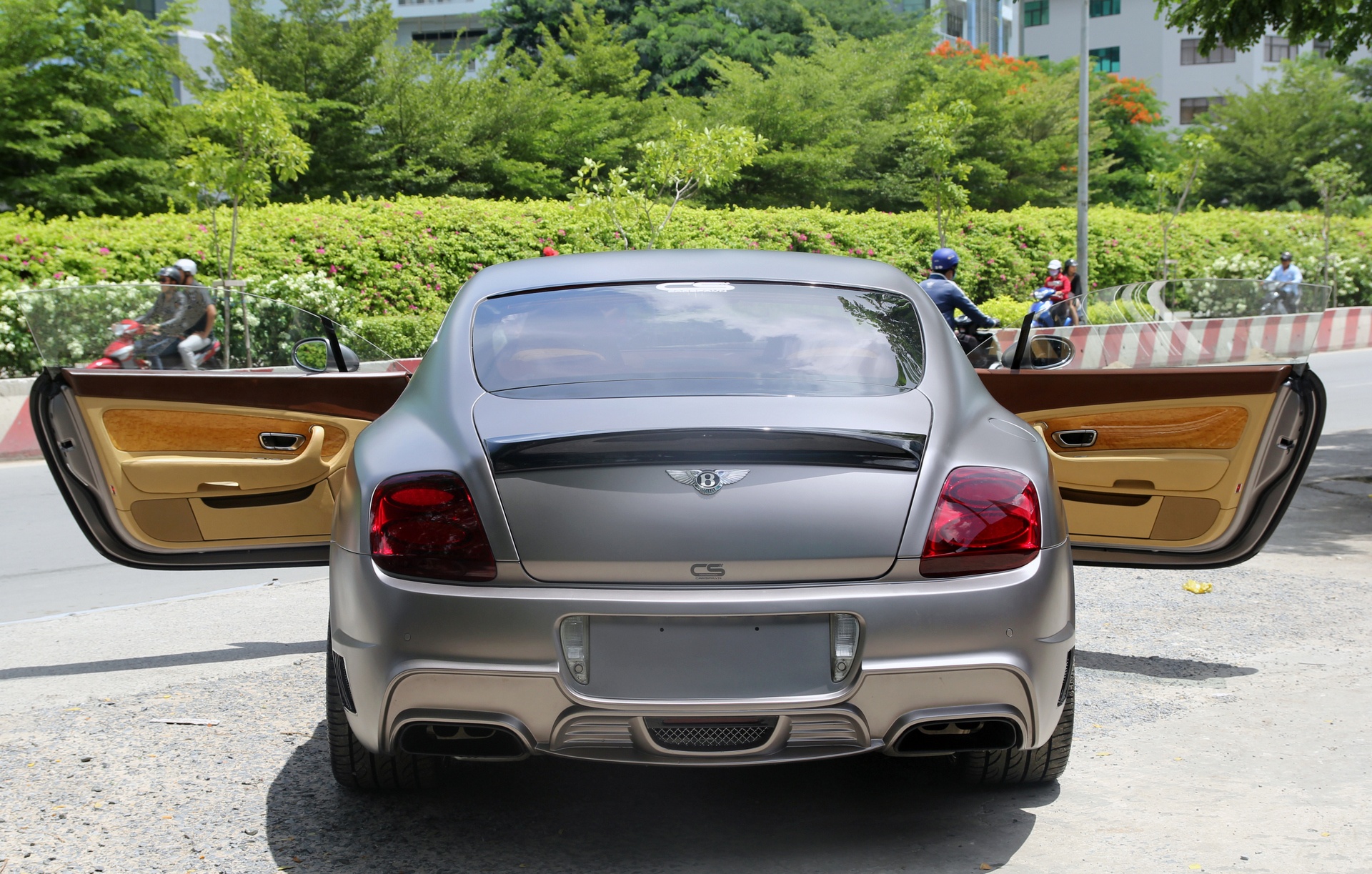 Sieu xe Bentley lot xac voi 300 trieu dong tai Sai Gon hinh anh