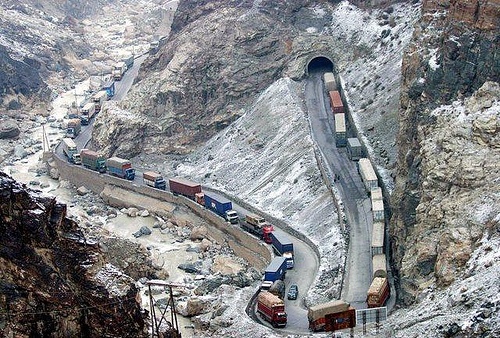 Lai xe tren duong Jalalabad-Kabul hinh anh