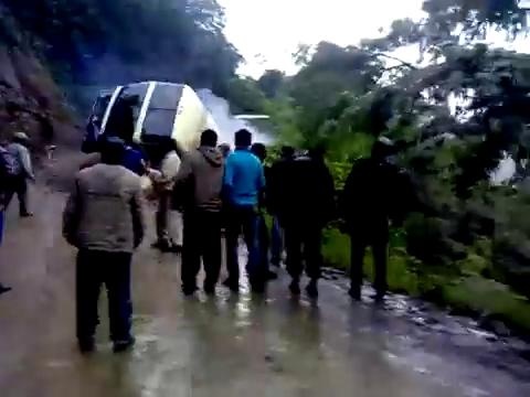 Xe buyt lat xuong vuc tai duong North Yungas hinh anh