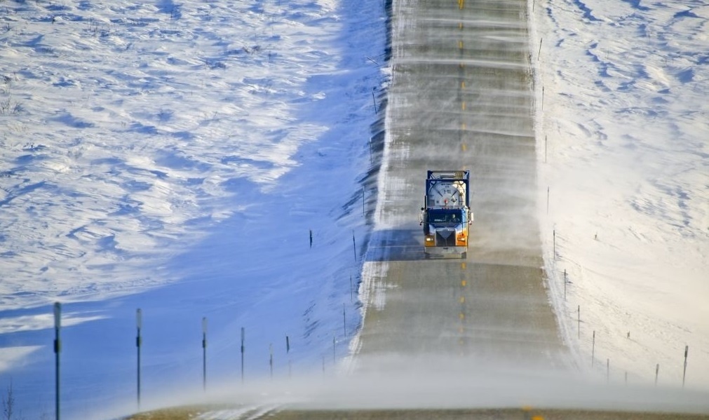 Lai xe qua con duong bang tuyet den Alaska hinh anh