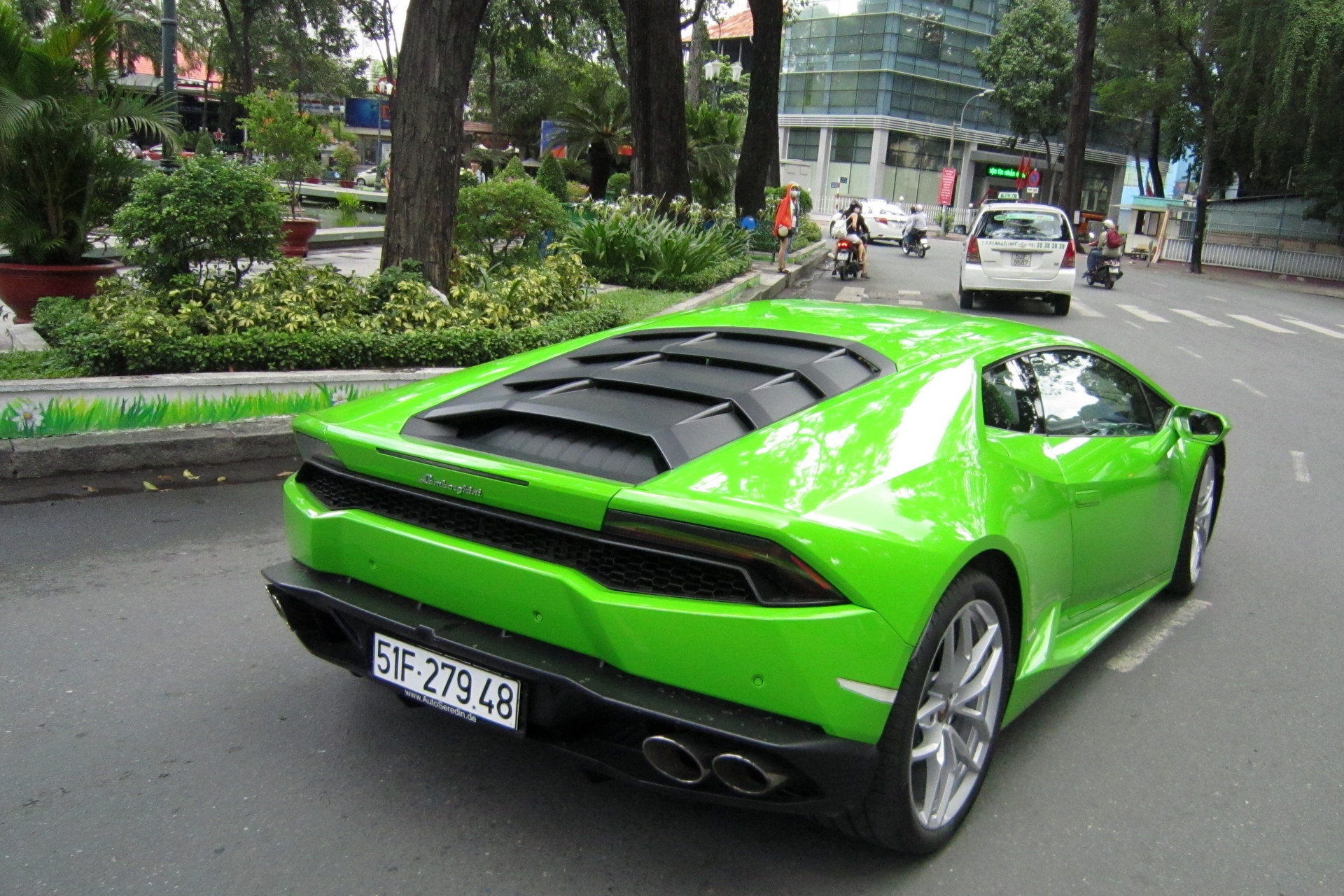 Lamborghini Huracan cua thieu gia Sai Gon lan dau xuong pho hinh anh