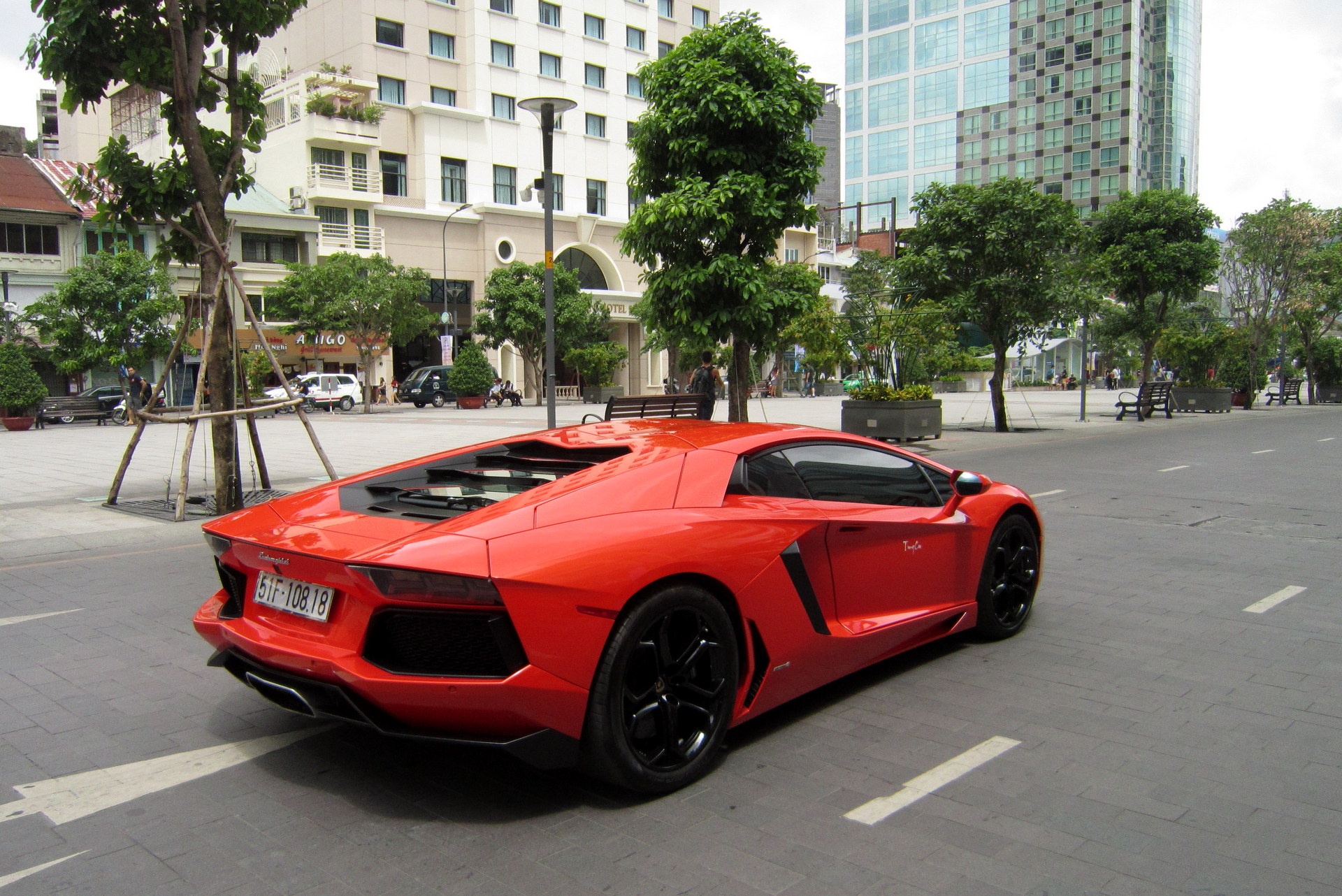 Sieu xe Aventador trieu do ben pho di bo Nguyen Hue hinh anh