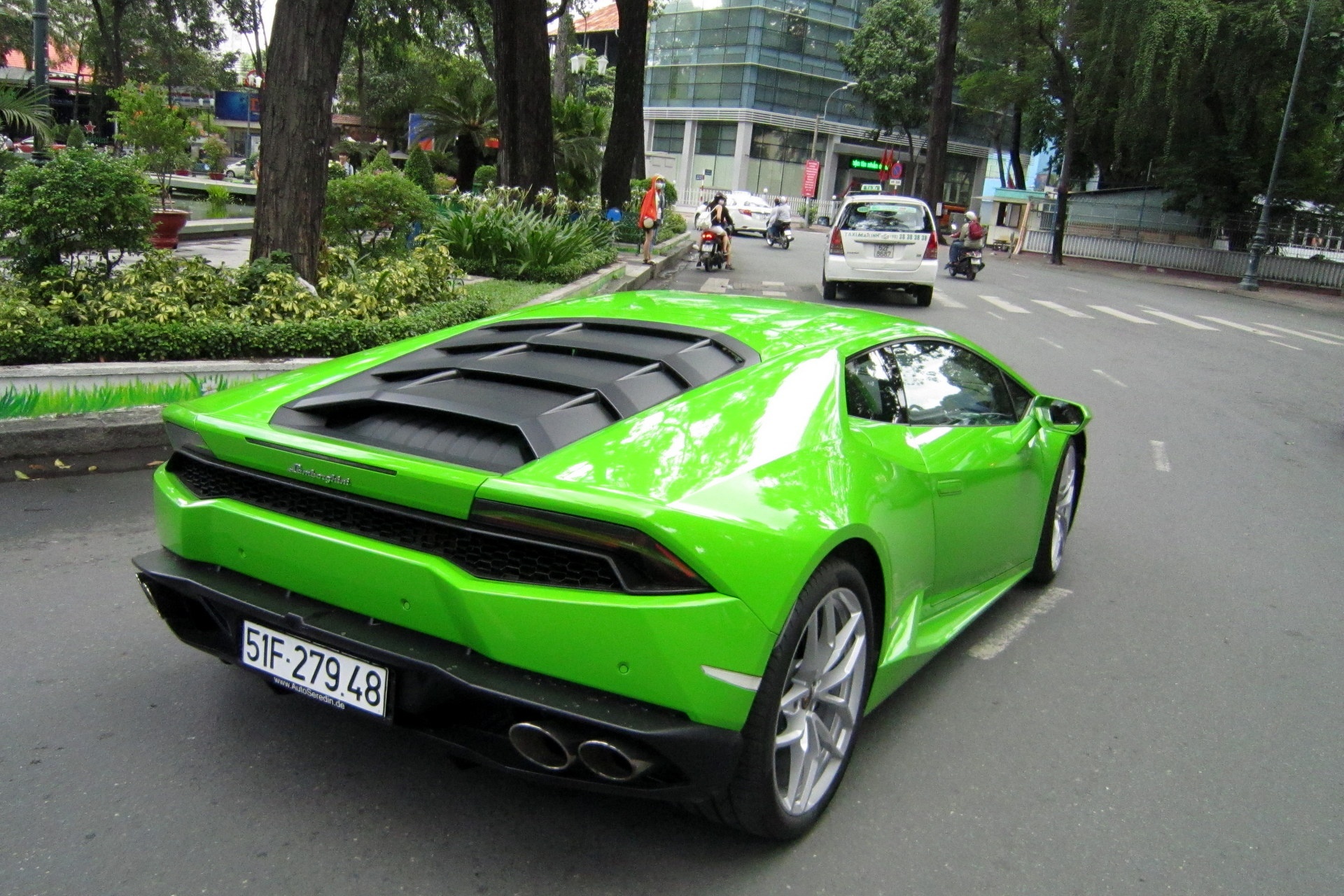 Thu tieng po Huracan tren duong Sai Gon hinh anh