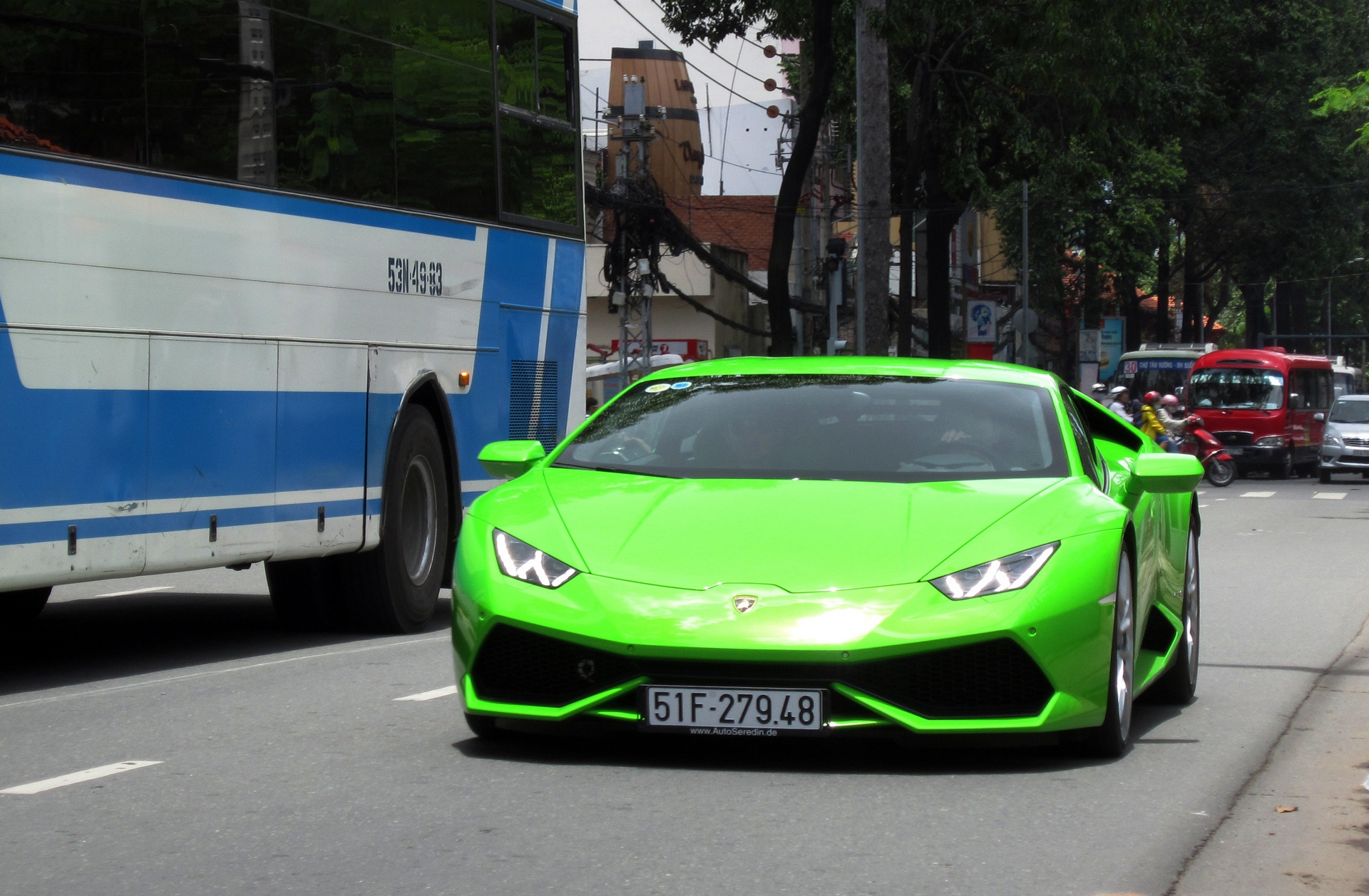 Loat xe doc o Sai Gon xuong pho cuoi tuan hinh anh