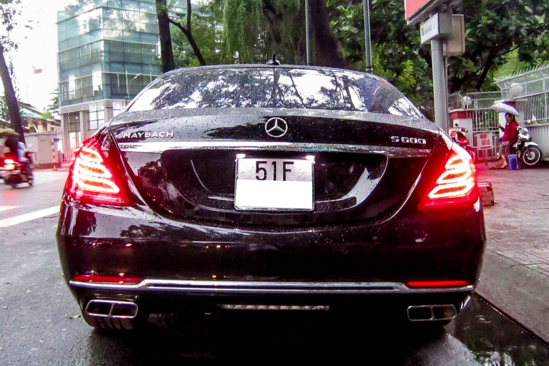 Xe sieu sang Maybach S600 thu hai ra bien trang tai Sai Gon hinh anh