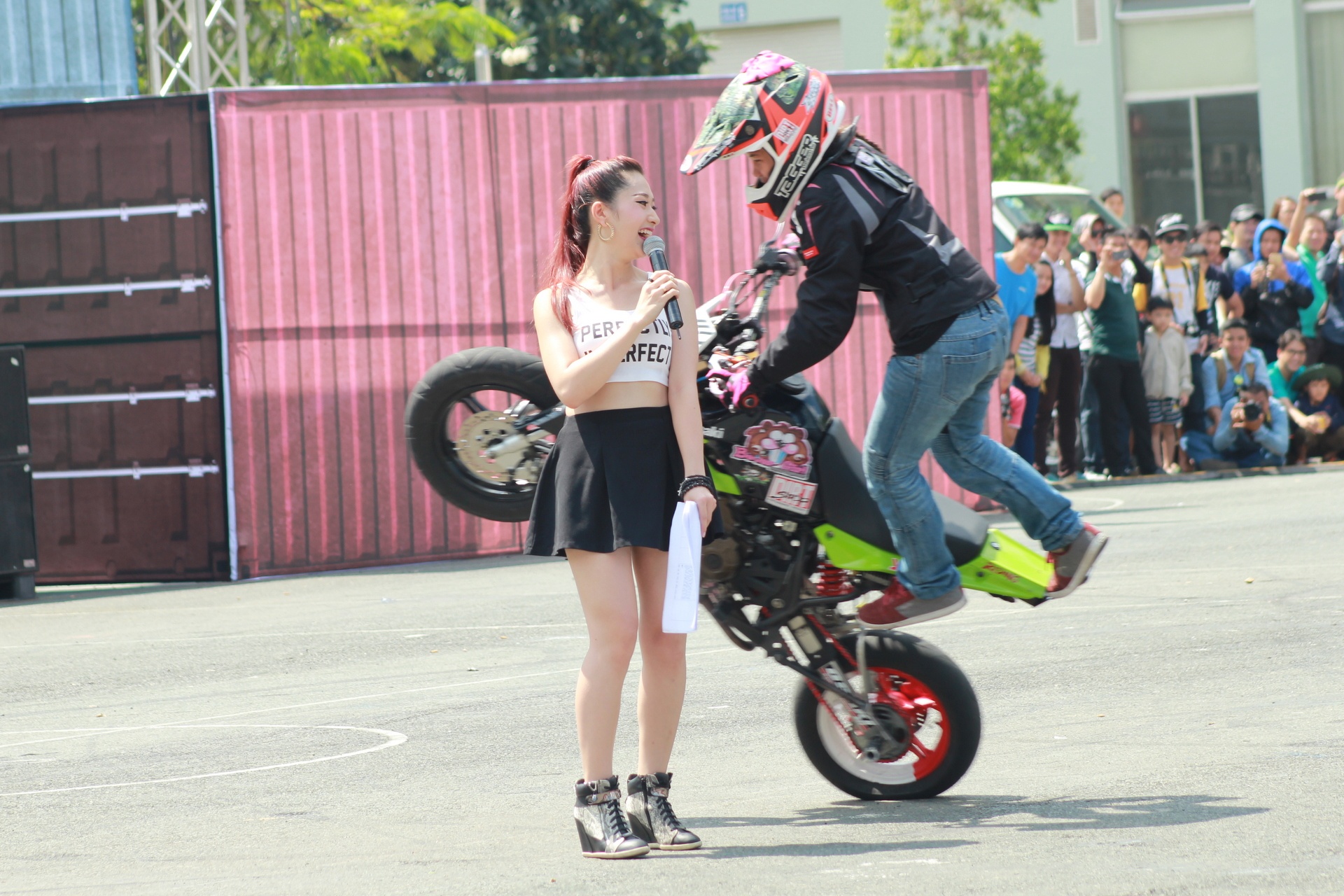 Biker Thai trinh dien stunt tai Vietnam Motor Festival 2015 hinh anh