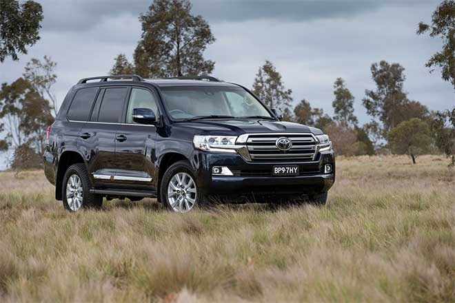 So với phiên bản cũ, Toyota Land Cruiser mới có dáng vẻ hiện đại và  hầm hố hơn. 
