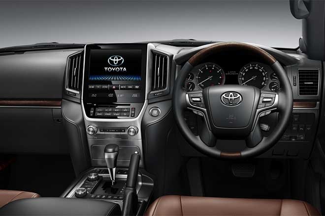 Phiên bản này được trang bị 6 đồng hồ chiếu sáng bằng đèn LED để hiển thị mọi thông tin kỹ thuật của xe cùng màn hình màu LCD 4,2 inch.