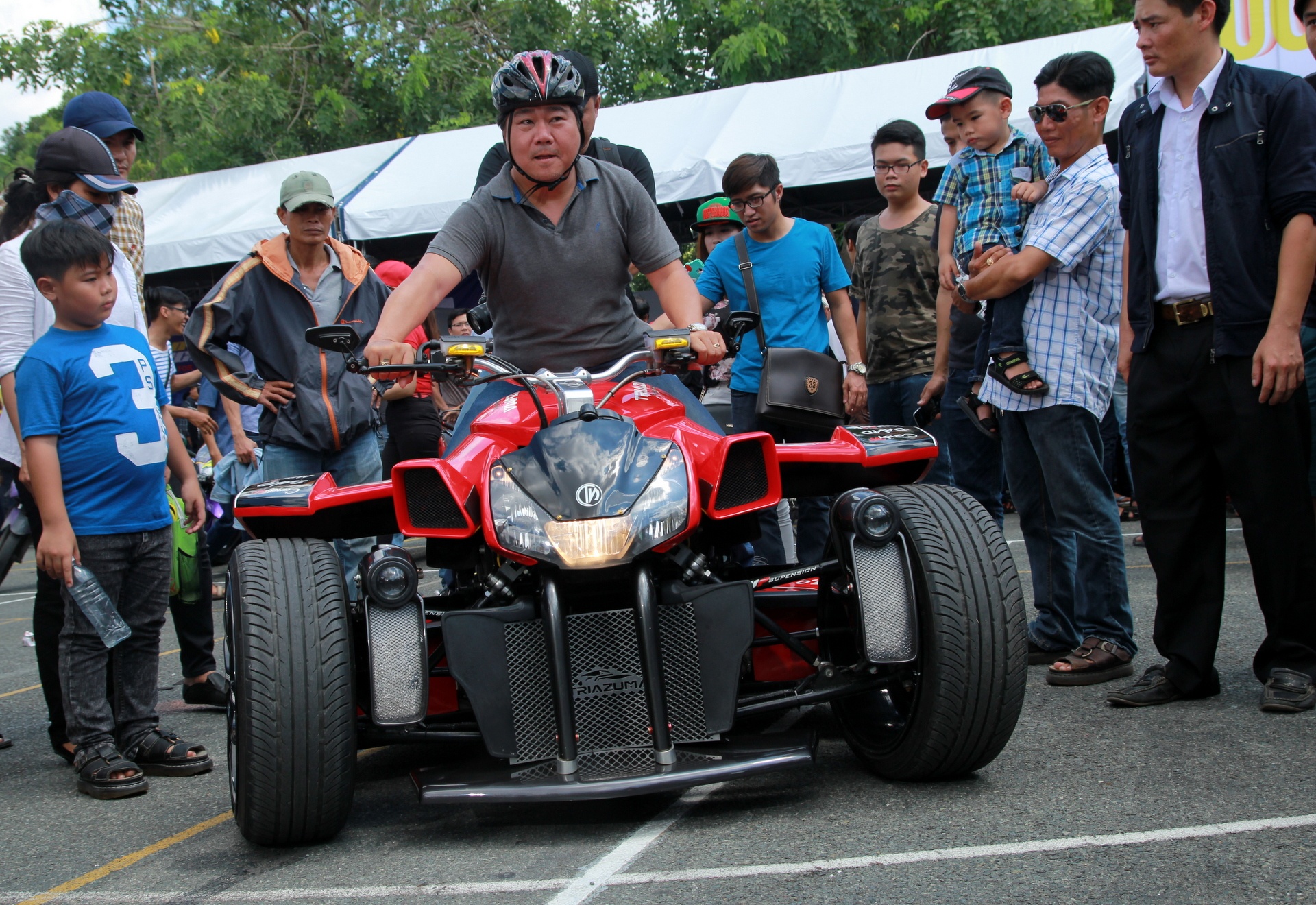 Moto 3 banh tien ty doc nhat Viet Nam hinh anh