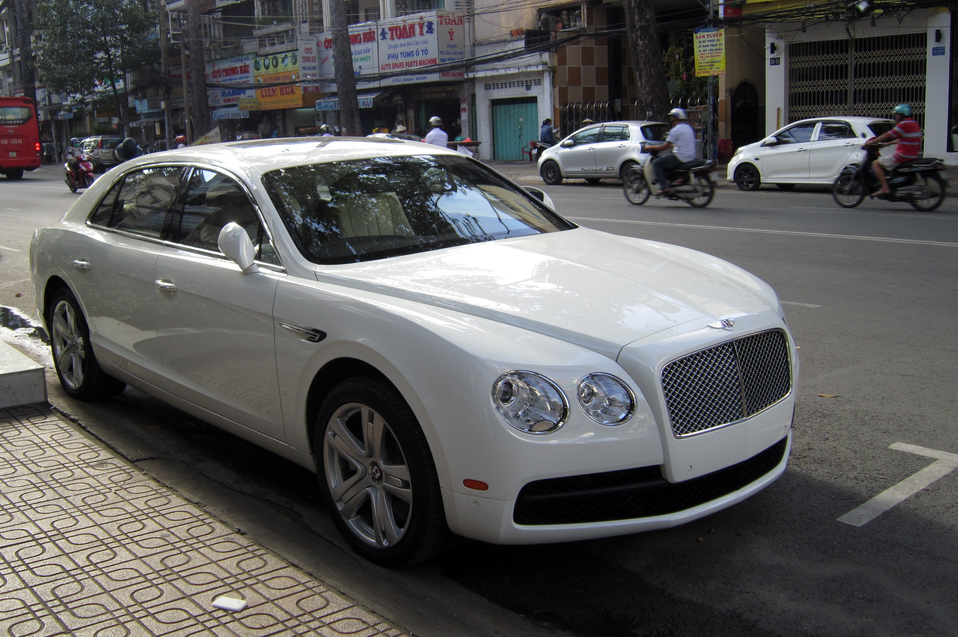 Xe sieu sang Bentley Flying Spur V8 xuat hien o Sai Gon hinh anh