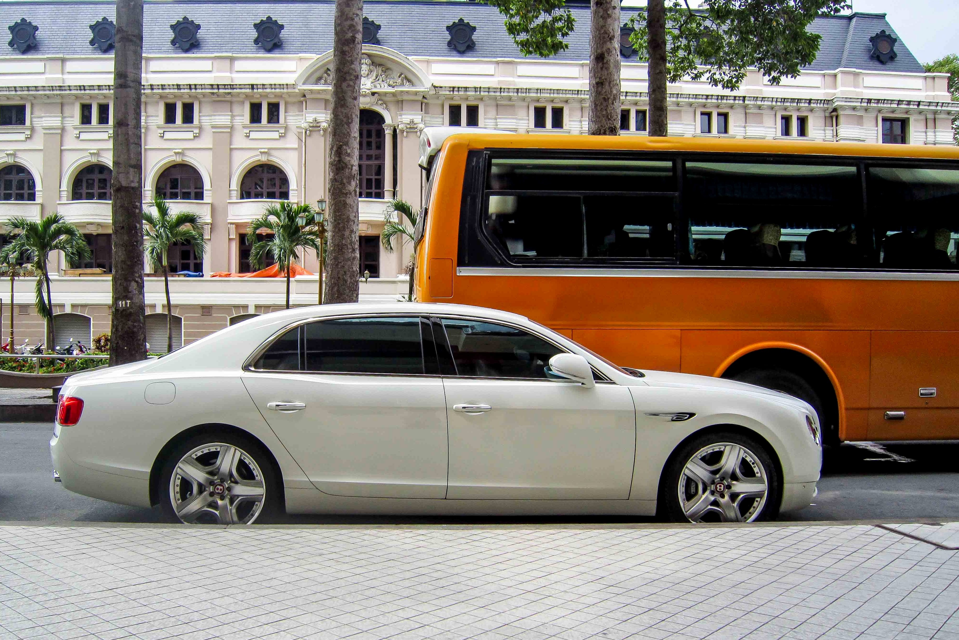 Bentley sieu sang cua dai gia Campuchia dao pho Sai Gon hinh anh