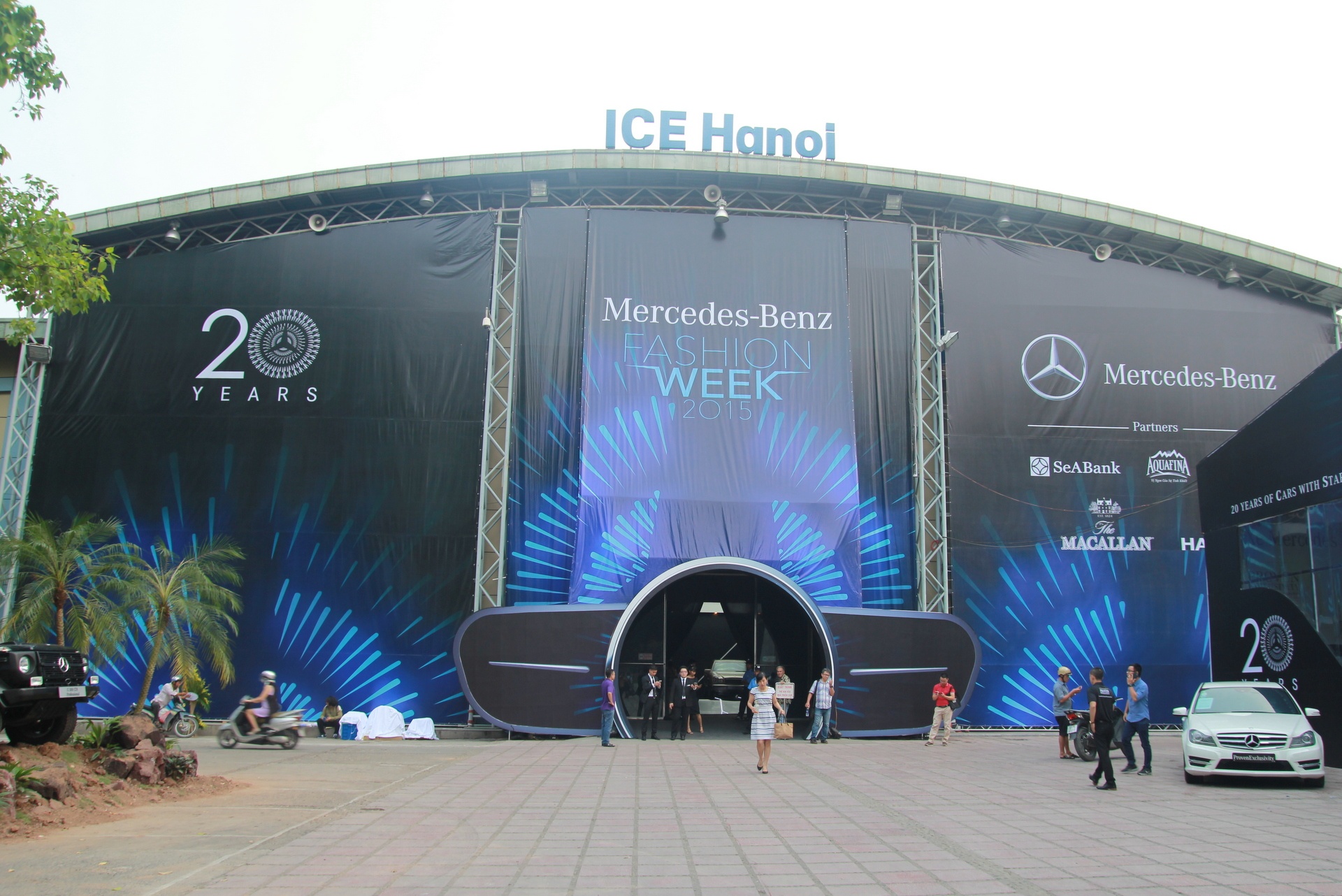 Nhân kỷ niệm 20 năm hoạt động tại Việt Nam, Mercedes đã tổ chức tuần lễ thời trang Mercedes Fashion Week  với chủ đề 