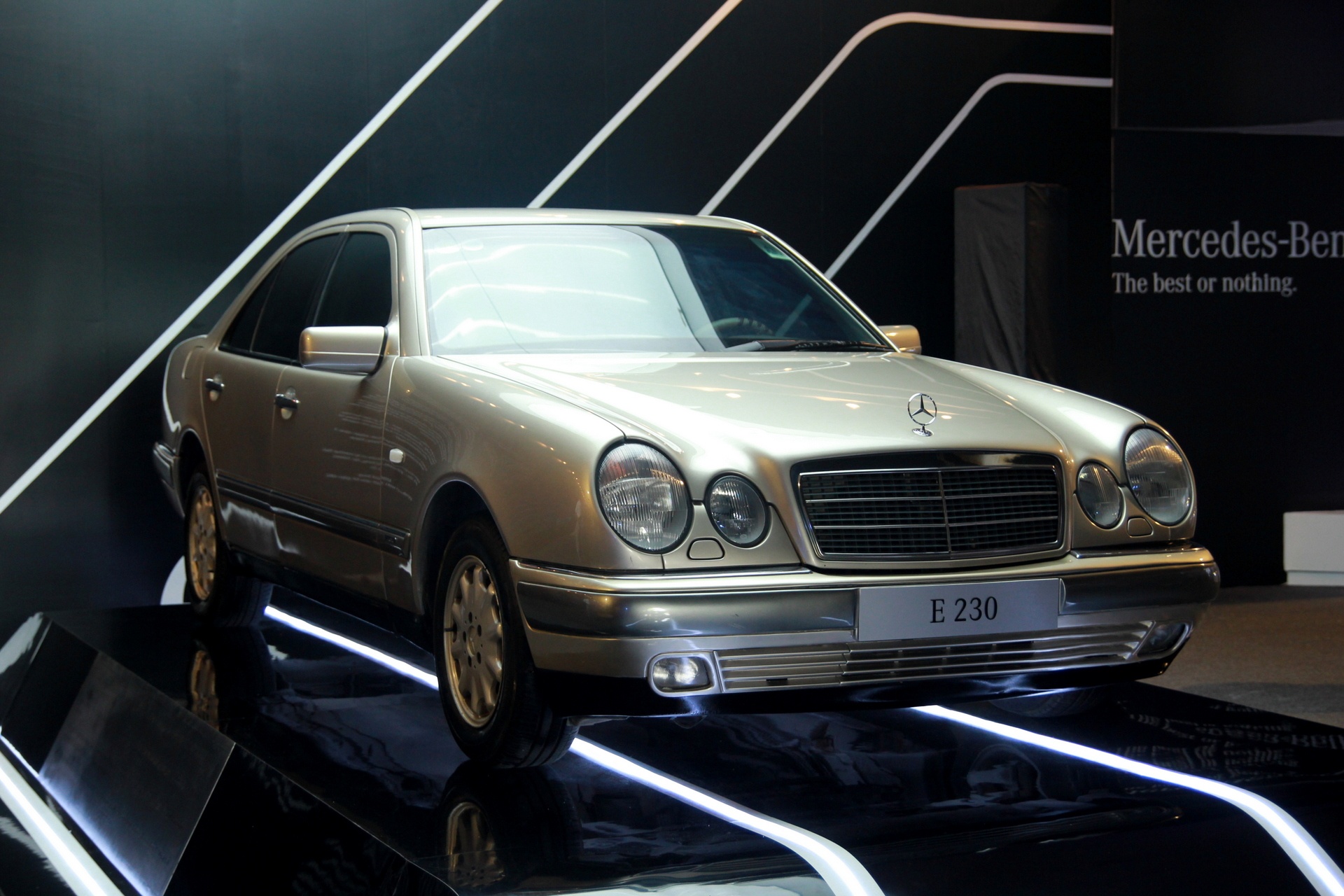 Đáng chú ý tại sự kiện này là dàn xe 2 chiếc, bao gồm cả những mẫu xe siêu sang như Maybach S600, xe thể thao GT S Edition 1. Theo ước tính, tổng trị giá dàn xe này lên tới <abbr class=