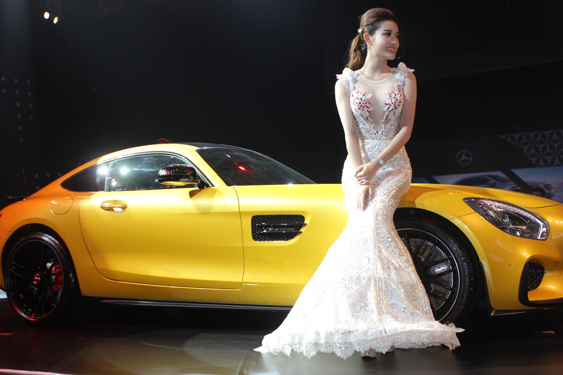 Mercedes-Benz Fashion Week 2015 khai man day mau sac hinh anh