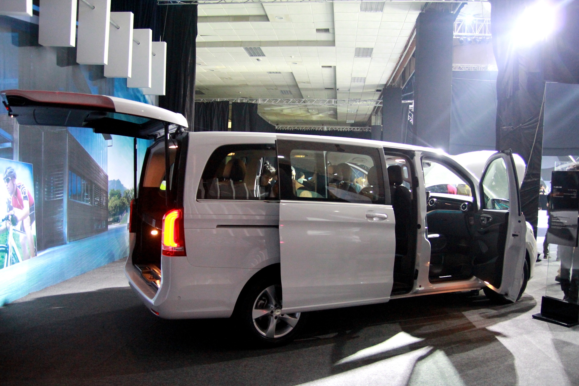 Xe 7 cho Mercedes gia 2,5 ty dong tai Viet Nam hinh anh