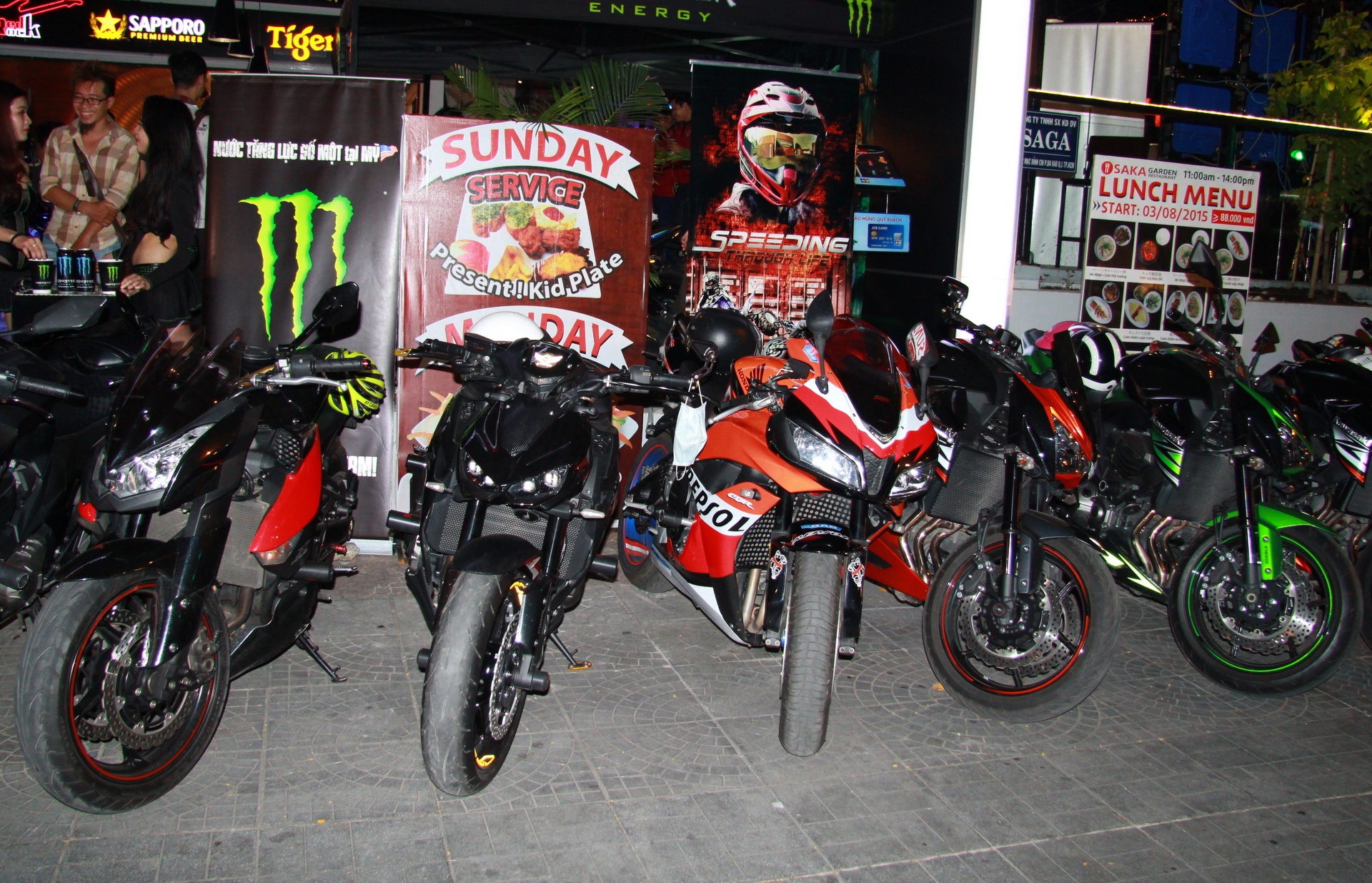 Dan moto hoi tu trong buoi ra mat phim toc do tai Viet Nam hinh anh