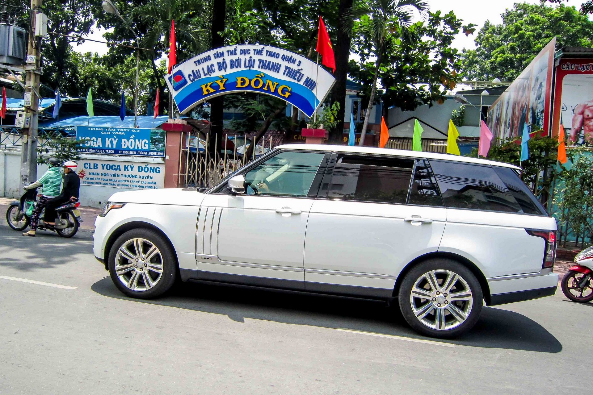 Range Rover Black Edition gan 10 ty bien dep o Sai Gon hinh anh