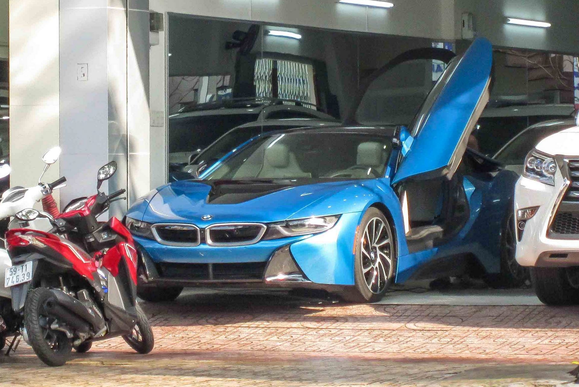 BMW i8 xanh ngoc dau tien ve Viet Nam hinh anh