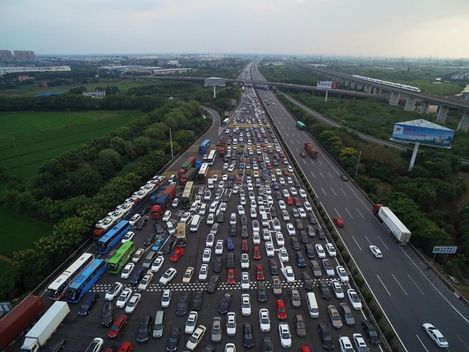 Tac duong 3 km tren cao toc o Trung Quoc hinh anh