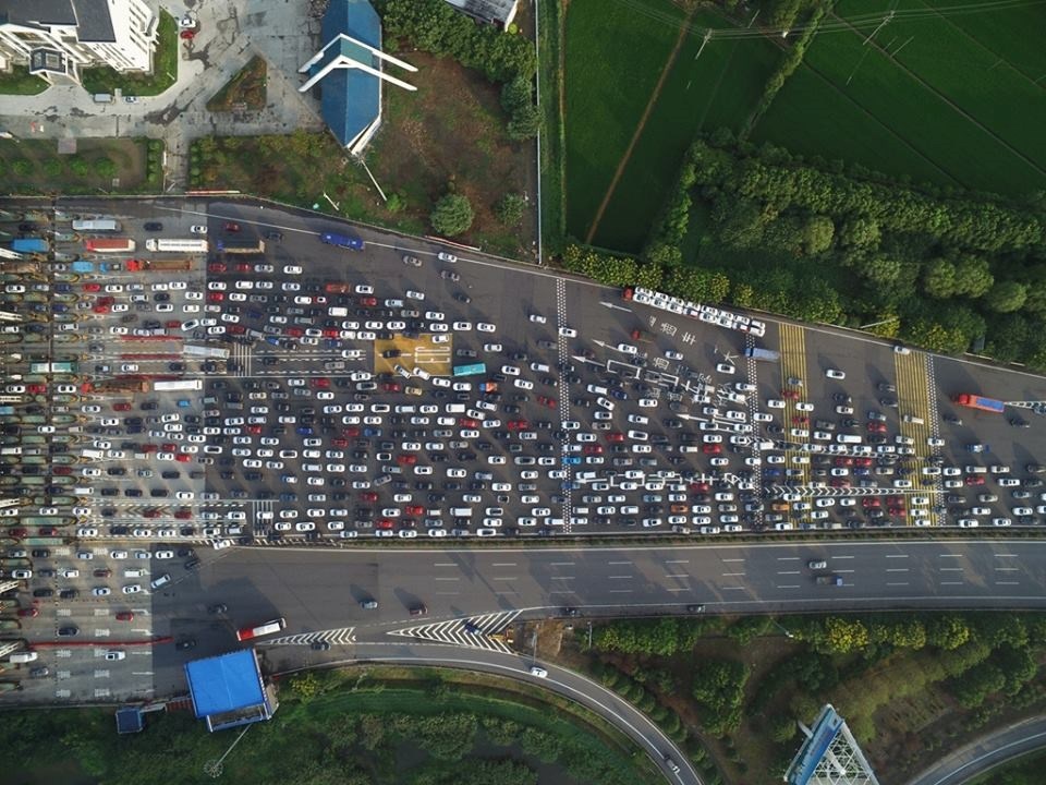 Hình ảnh quay từ trên cao tại tuyến cao tốc Gia Hưng nối từ Chiết Giang tới Thượng Hải cho thấy dòng xe ôtô dài tới 3km trước trạm thu phí.