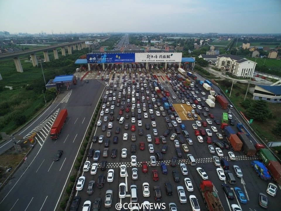 Điều đáng nói là hàng dài xe cộ không thẳng hàng, ngay ngắn như ở nhiều quốc gia khác mà có nhiều xe từ phía sau cố chen lên, khiến tình trạng tắc nghẽn càng trở nên tồi tệ.