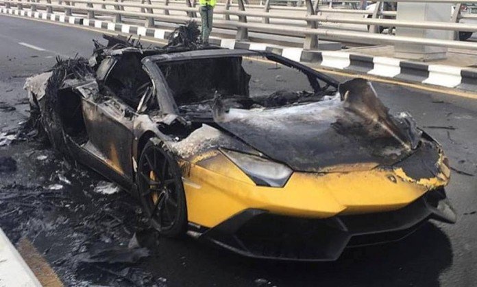 Lamborghini Aventador nua trieu USD boc chay tai Dubai hinh anh