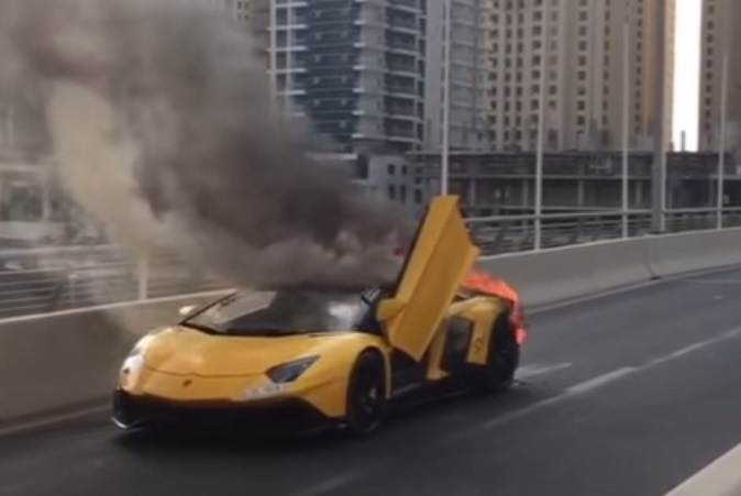 Lamborghini Aventador 50 Anniversario Roadster bi lua thieu rui hinh anh