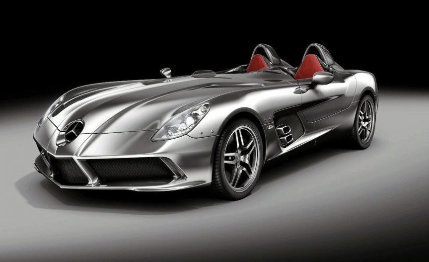 5. 2009 Mercedes-Benz SLR McLaren Stirling Moss Edition – 3,4 giây McLaren là một trong những tên tuổi uy tín nhất trong lịch sử đua xe thế giới. Sự kết hợp giữa Mercedes và McLaren đã tạo ra siêu phẩm SLR McLaren, một trong những mẫu xe ấn tượng nhất của hãng xe Đức. Năm 2009, nhằm kỷ niệm dòng xe đua huyền thoại của đội đua McLaren, Mercedes cho ra đời siêu xe Stirling Moss. Xe không có mui, không kính chắn gió, nhờ vậy nhẹ hơn 181 kg so với SLR. Cỗ máy siêu nạp V8, 5.5 lít sản sinh 640 mã lực, tăng tốc từ 0-60 dặm/h trong 3,4 giây.
