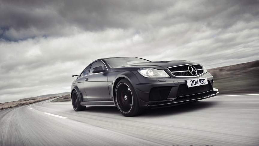 8. 2013 Mercedes-Benz C63 AMG Black Series – 3,6 giây C63 AMG Black Series ra mắt tại sự kiện F1 Grand Prix Đức năm 2013. Đây là mẫu xe được xây dựng dựa trên dòng xe sang trọng cỡ nhỏ của Mercedes. Xe được lắp động cơ V8, 6.2 lít, công suất 510 mã lực và 620 Nm mô-men xoắn. Thời gian tăng tốc từ 0-60 dặm/h chỉ trong 3,6 giây. Hệ thống treo điều chỉnh và body kit khí động học giúp chiếc xe bám chặt trên mặt đường.