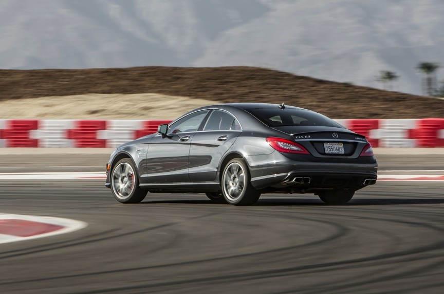 2. 2014 Mercedes-Benz CLS63 AMG S – 3,2 giây CLS63 là chiếc xe đẹp và mềm mại, nhưng ẩn sâu bên trong là sức mạnh từ cỗ máy 5.5 lít V8 tăng áp kép, công suất 577 mã lực. Đây là động cơ dùng chung với E63 AMG S. Xe cũng được trang bị hệ dẫn động AWD tiên tiến của Mercedes. Trọng lượng hai xe cũng tương đương, vì vậy không quá ngạc nhiên khi chỉ số tăng tốc của hai xe ngang nhau.
