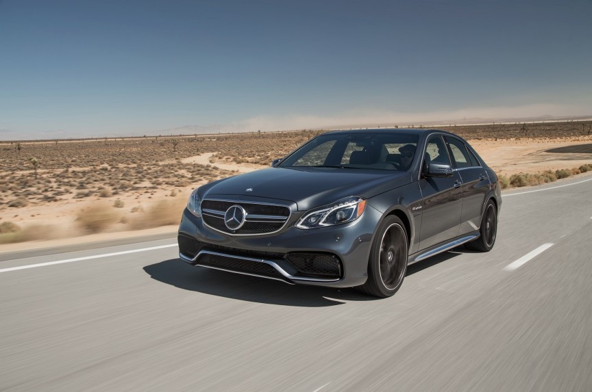 3. 2014 Mercedes-Benz E63 AMG S-Model sedan – 3,2 giây Điều gì xảy ra nếu một chiếc xe trang bị động cơ siêu mạnh của AMG và được đặt trên thệ thống all-wheel-drive của Mercedes? Chắc chắn rằng nó sẽ là chiếc xe hiệu suất cực lớn. Mercedes tuyên bố E63 AMG S có thể tăng tốc từ 0-60 dặm/h trong 3,5 giây, tuy nhiên các tạp chí uy tín trên thế giới chỉ ra rằng, chiếc “siêu sedan” này có thể đạt 60 dặm/h trong 3,2 giây. Dưới nắp ca-pô là động cơ tăng áp kép, dung tích 5.5 lít, V8, công suất cực địa 577 mã lực và 799 Nm mô-men xoắn.