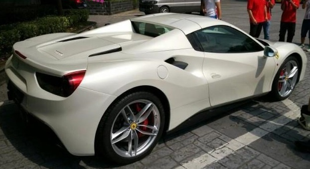 Ferrari 488 Spider dau tien the gioi xuat hien o Trung Quoc hinh anh