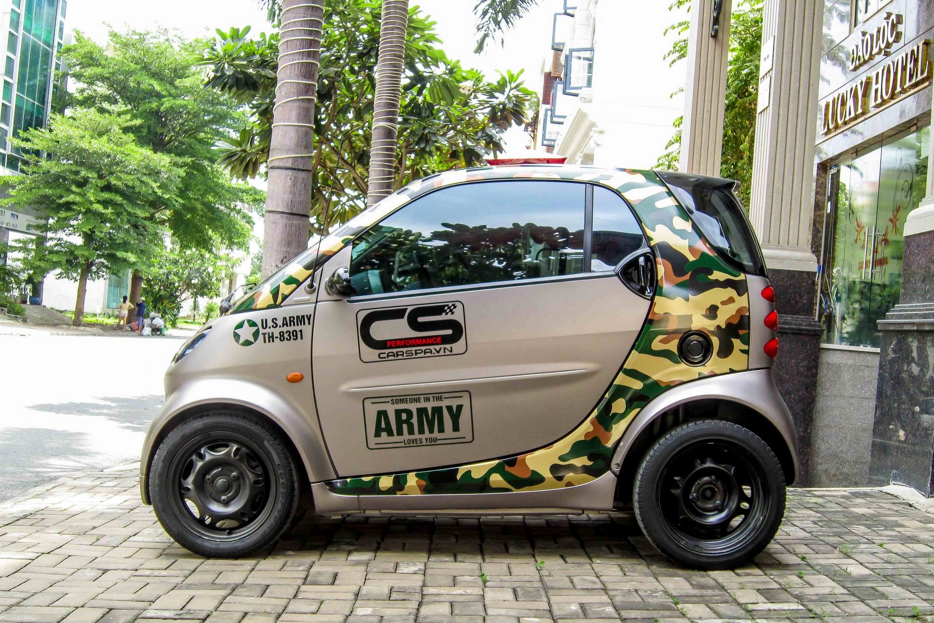 Smart ForTwo do hoa tiet camo doc dao o Sai Gon hinh anh