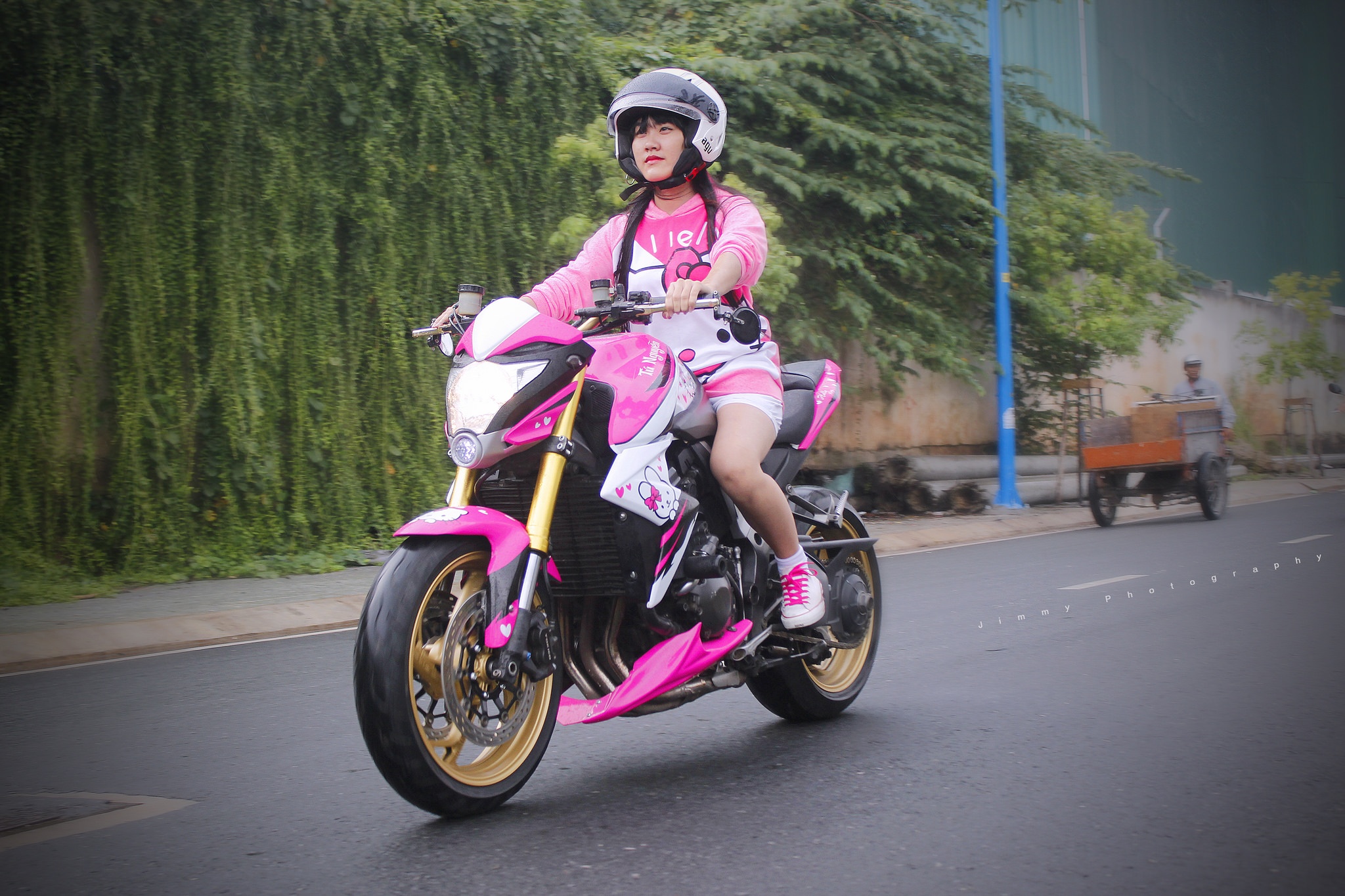 Nu biker 9X lai Honda CB1000R do Hello Kitty hinh anh
