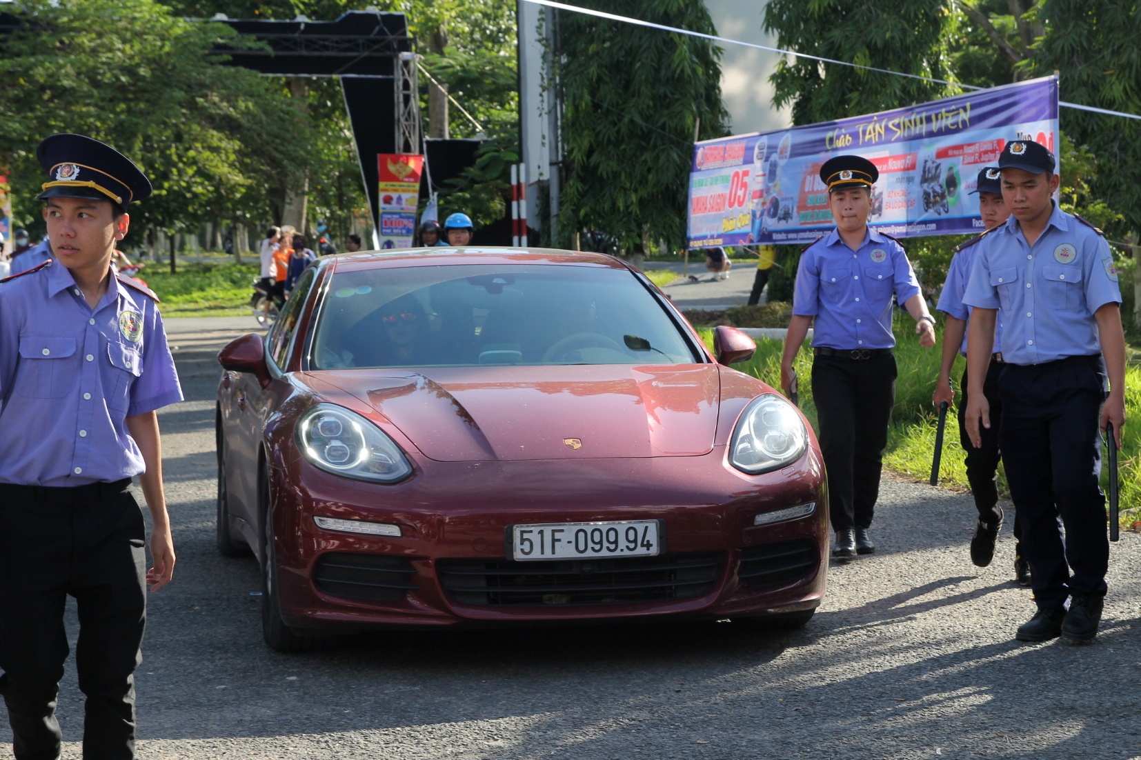 Minh Hang chay Porsche tien ty hinh anh