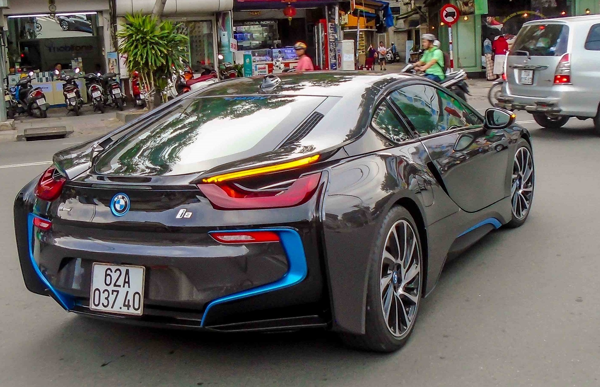 BMW i8 bien Long An tren duong pho Sai Gon hinh anh