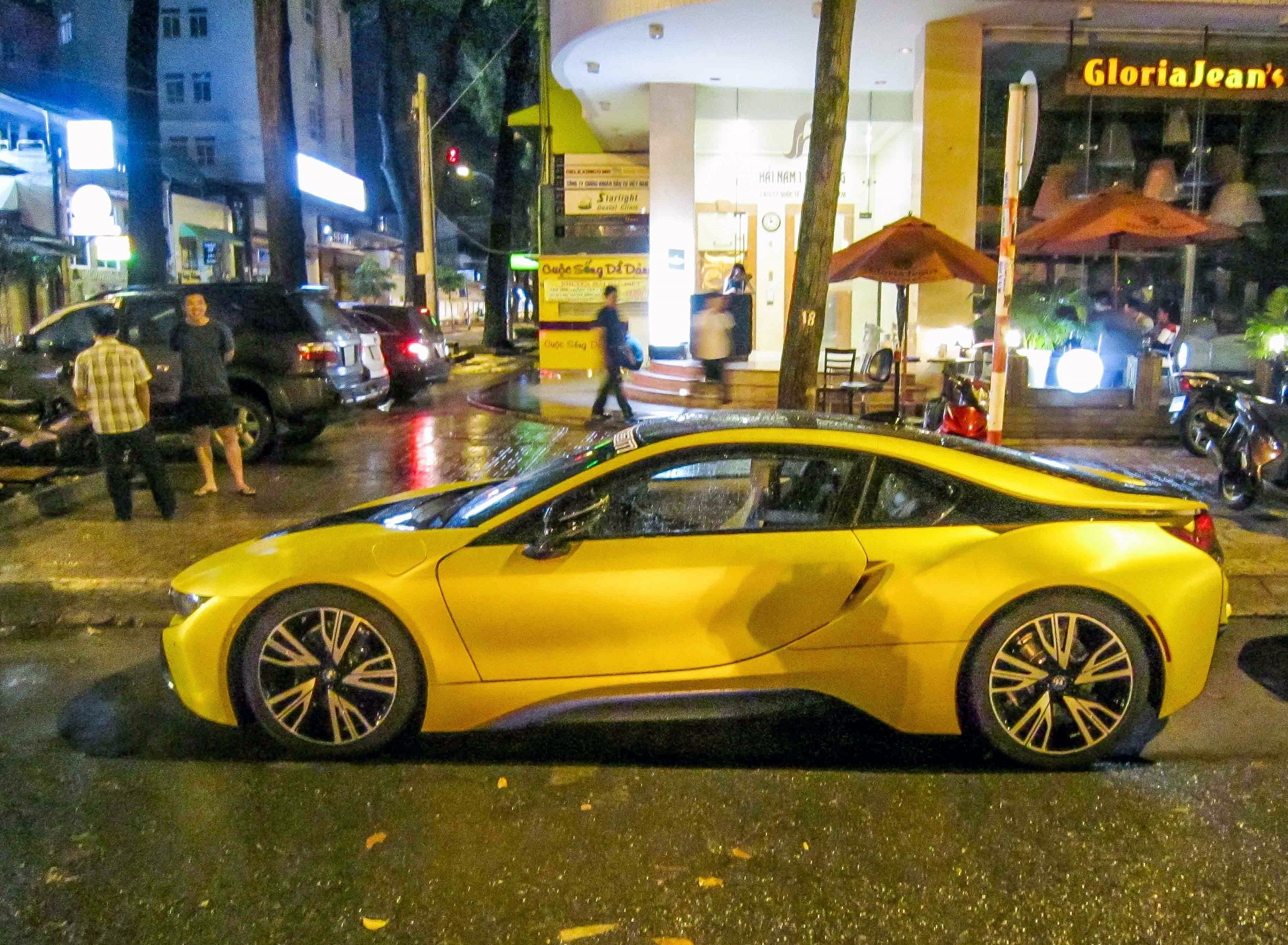 BMW i8 mau vang doc nhat tren duong pho Sai Gon hinh anh