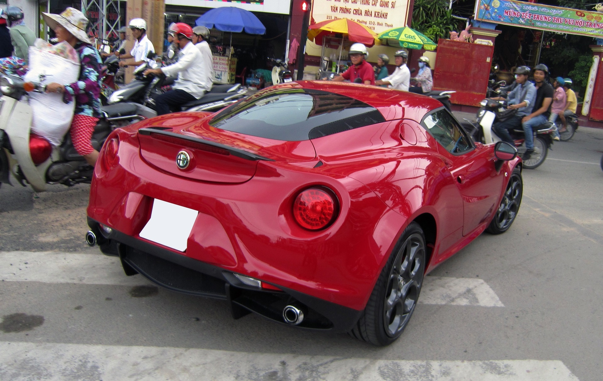 Alfa Romeo 4C Launch Edition doc nhat VN ra bien trang hinh anh