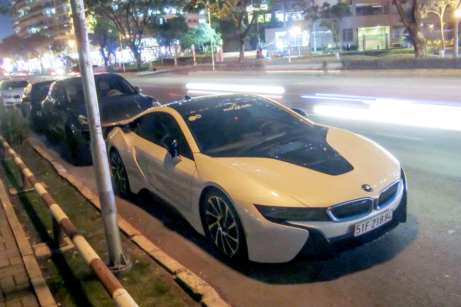 2 chiec BMW i8 cung dan xe sang hoi tu o Sai Gon hinh anh