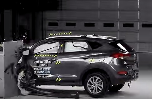 Bai kiem va cham Hyundai Tucson cua IIHS hinh anh