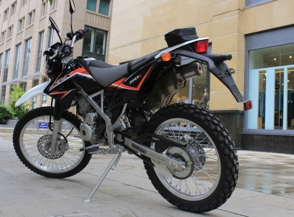 Moto dia hinh gia re Kawasaki xon xao Ha Noi hinh anh