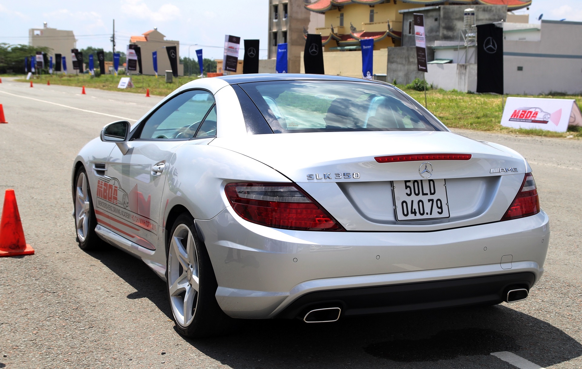 Thu do an toan tren xe Mercedes o Sai Gon hinh anh