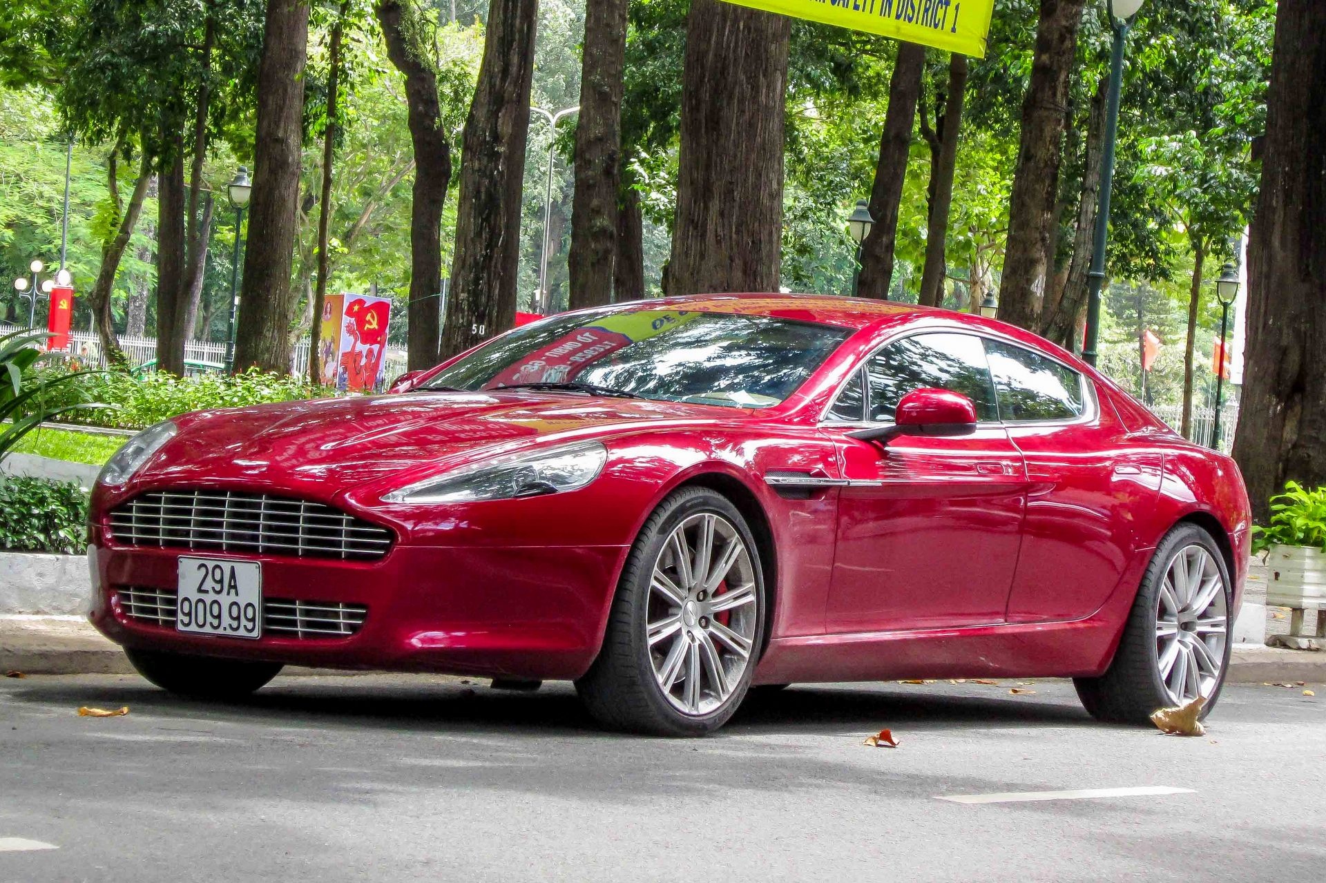 Sieu xe Aston Martin Rapide bien Ha Noi vao Sai Gon hinh anh