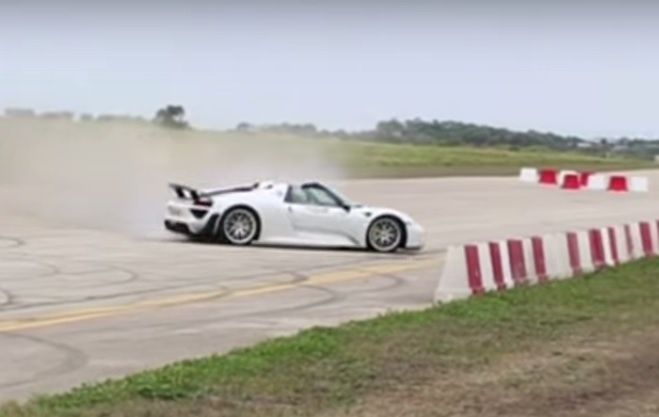 Khoanh khac sieu xe 918 Spyder lao vao khan gia hinh anh