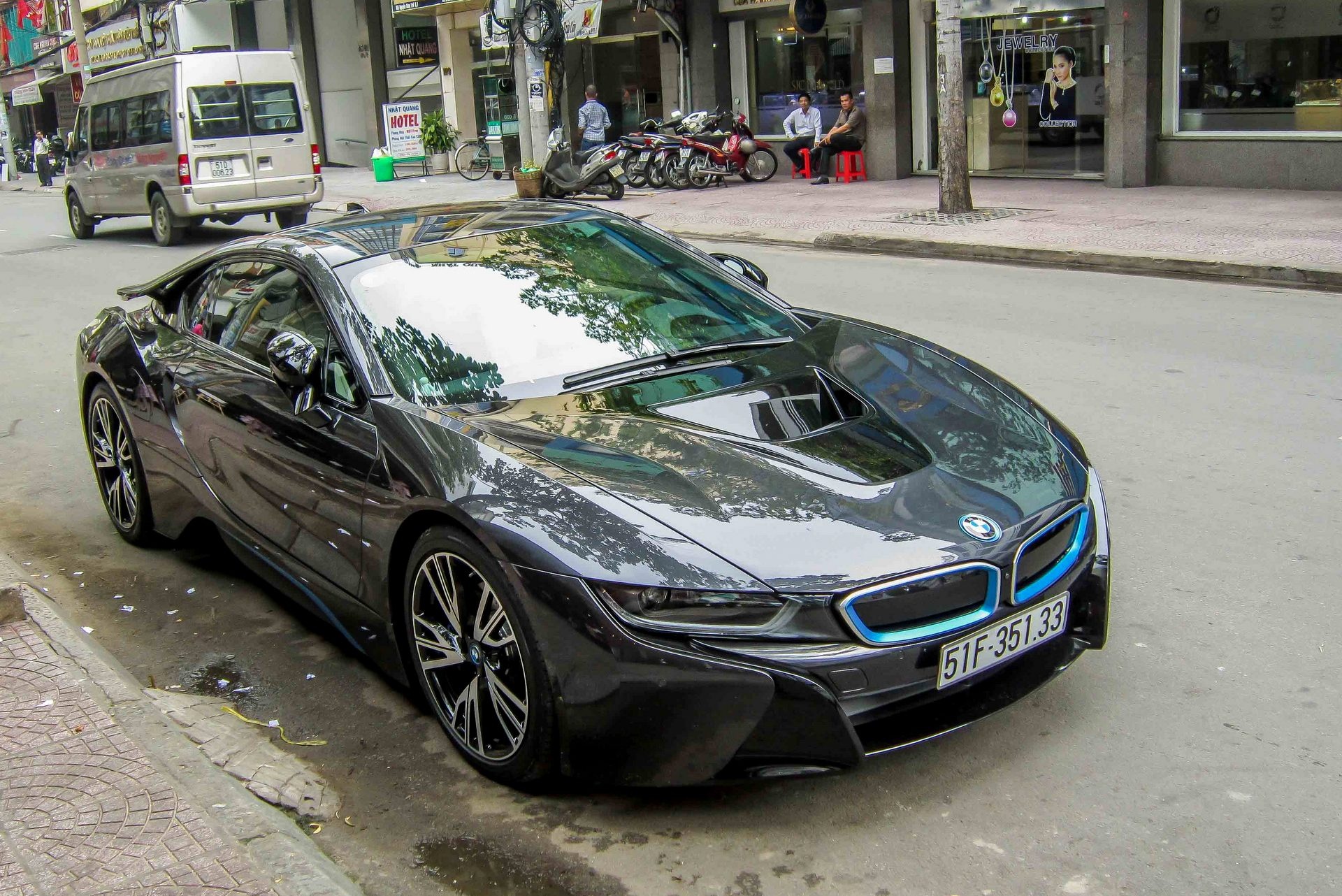 BMW i8 cua thieu gia 20 tuoi o Sai Gon hinh anh