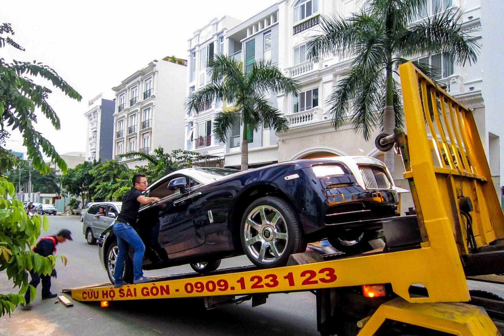 Dua sieu xe trieu do Rolls-Royce Wraith len thung xe tai tai Sai Gon hinh anh