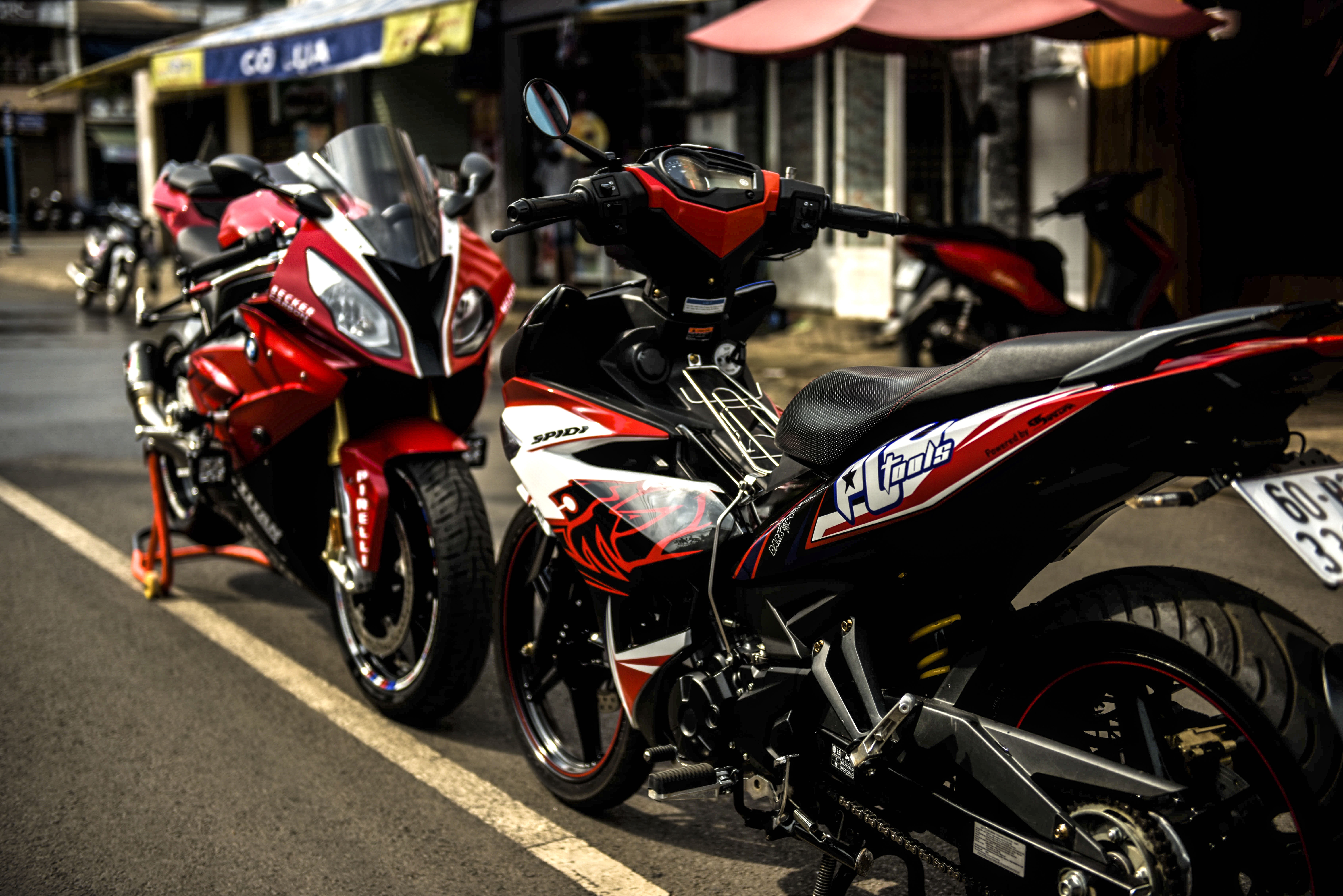 Sieu moto BMW S1000RR doi dau Exciter 150 hinh anh