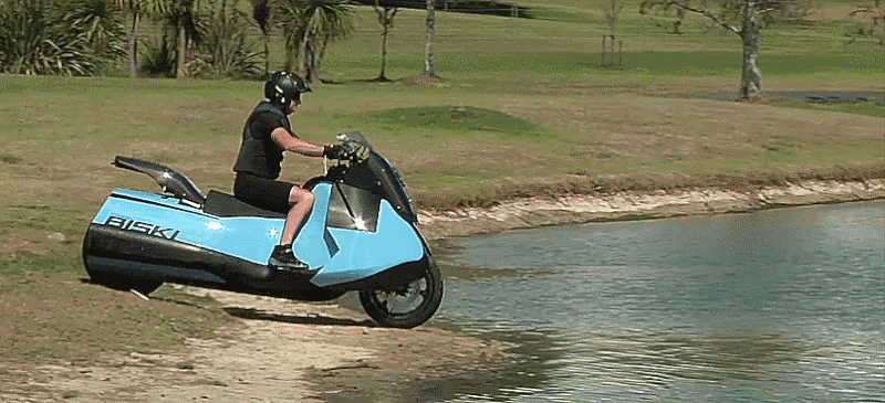 Xe may co the chay duoc duoi nuoc hinh anh